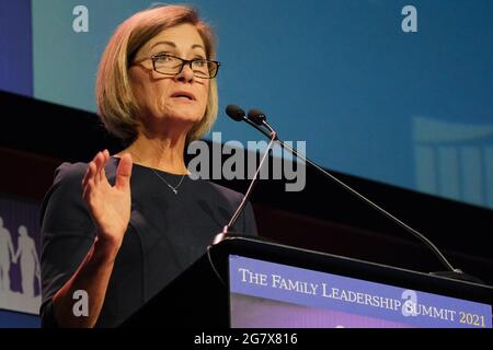 Des Moines, Iowa, USA. Juli 2021. Der Gouverneur von Iowa, KIM REYNOLDS, spricht am 16. Juni 2021 beim Family Leadership Summit 2021 in des Moines, Iowa. Zu den Rednern, die später am Tag angesetzt werden, gehören der ehemalige US-Außenminister Michael Pompeo und der ehemalige US-Vizepräsident Mike Pence.der Gipfel wird von The Family Leader organisiert, einem christlichen, gemeinnützigen Ministerium mit Sitz in Urbandale, Iowa. Quelle: Fritz Nordengren/ZUMA Wire/Alamy Live News Stockfoto