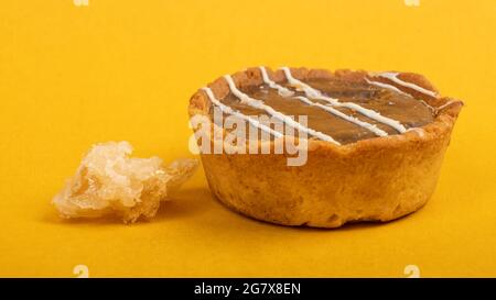 Kekse mit Cannabis, süßes Essen mit Haschöl auf gelbem Hintergrund. Stockfoto