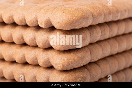 Kakaoblätzchen in der Nähe stapeln strukturiert. Stockfoto