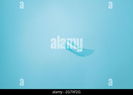 Transparente Flüssigkeit Creme kosmetischen Fleck Textur blaue Farbe Hintergrund Stockfoto
