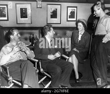 FREDRIC MARCH Set Besucher DANNY KAYE (Making the Secret Life of Walter Mitty for Goldwyn at the time) MYRNA LOY und Regisseur WILLIAM WYLER am Set offen während der Dreharbeiten zu DEN BESTEN JAHREN UNSERES LEBENS 1946 Regisseur WILLIAM WYLER Roman MacKinlay Kantor Drehbuch Robert E. Sherwood Kostümdesign Irene Sharaff Musik Hugo Friedhofer Samuel Goldwyn Productions / RKO Radio Picches Stockfoto