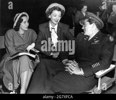 TERESA WRIGHT MYRNA LOY und DANA ANDREWS am Set offen während der Dreharbeiten zu DEN BESTEN JAHREN UNSERES LEBENS 1946 Regisseur WILLIAM WYLER Roman MacKinlay Kantor Drehbuch Robert E. Sherwood Kostümdesign Irene Sharaff Musik Hugo Friedhofer Samuel Goldwyn Productions / RKO Radio Picches Stockfoto