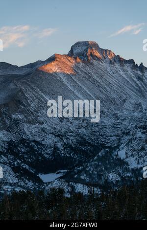 Sonnenuntergang auf Longs Peak, dem höchsten Gipfel im Rocky Mountain National Park. Stockfoto