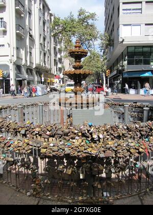 MONTEVIDEO, URUGUAY - 24. Apr 2012: Eine malerische Aussicht auf den Brunnen der Schleusen in Montevideo, Uruguay Stockfoto
