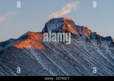 Ein Fernblick auf das Keyhole, die Felsvorsprünge und den Trog, hoch auf dem Longs Peak. Stockfoto