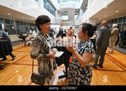 Lawrenceville, USA. Juni 2021. Myeong Hwa Jang, links, spricht mit Sarah Park, Koordinatorin für kommunale Zusammenarbeit, nach der Abschlussfeier der Gwinnett 101 Citizens Academy im Frühjahr 2021 im Gwinnett Justice & Administration Center am Dienstag, den 22. Juni 2021. (Foto: Hyosub Shin/Atlanta Journal-Constitution/TNS/Sipa USA) Quelle: SIPA USA/Alamy Live News Stockfoto