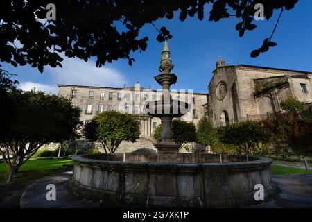 Fuente de la Herrería, del Siglo XVI, situada en la Plaza de la Herrería en los jardines de Castro Sampedro. Al fondo el Convento de San Francisco. Stockfoto