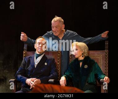 l-r: Jonathan Hyde (Claudius), Ian McKellen (Hamlet), Jenny Seagrove (Gertrude) in HAMLET von Shakespeare Eröffnung im Theatre Royal Windsor, England am 20/07/2021 Bühnenbild: Lee Newby Kostüme: Loren Epstein Perücken & Make-up: Susanna Peretz Beleuchtung: Zoe Spurr Regie: Sean Mathias Stockfoto