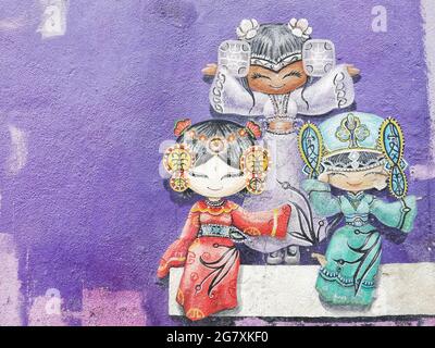 PENANG, MALAYSIA - 26. Dez 2019: Eine Nahaufnahme eines bunten Graffiti asiatischer Frauen an einer Wand in George Town, Penang, Malaysia Stockfoto