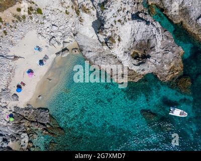 Luftaufnahme von festfahrenden Booten, die auf einem transparenten Meer schweben. Tauchen und Sommerferien. Capo Vaticano, Kalabrien, Italien. Vorgebirge. Stockfoto