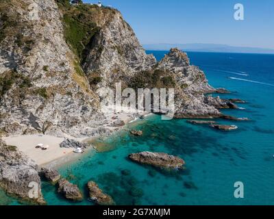 Luftaufnahme von festfahrenden Booten, die auf einem transparenten Meer schweben. Tauchen und Sommerferien. Capo Vaticano, Kalabrien, Italien. Vorgebirge. Stockfoto