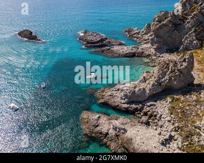 Luftaufnahme von festfahrenden Booten, die auf einem transparenten Meer schweben. Tauchen und Sommerferien. Capo Vaticano, Kalabrien, Italien. Vorgebirge. Stockfoto