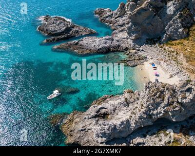 Luftaufnahme von festfahrenden Booten, die auf einem transparenten Meer schweben. Tauchen und Sommerferien. Capo Vaticano, Kalabrien, Italien. Vorgebirge. Stockfoto