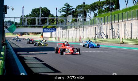 VallelungaJuni 13 2021, FX-Rennen. Grüne Flagge auf der Startlinie gerade Asphaltbahn Gruppe von Formel Rennwagen Stockfoto