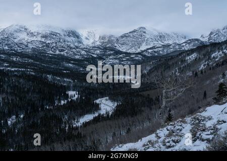 Von der Strecke entlang zum Bierstädter See, im Hinterland des RMNP. Stockfoto