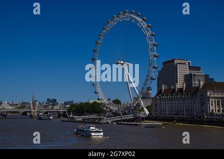 London, Großbritannien. Juli 2021. London Eye und die Themse an einem klaren, heißen Tag mit steigenden Temperaturen. (Kredit: Vuk Valcic / Alamy Live News) Stockfoto