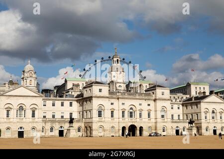 Außenansicht des Household Cavalry Museum gegenüber der Horse Guards Parade in London, England. Das London Eye ragt über das Gebäude in Whitehall. Stockfoto