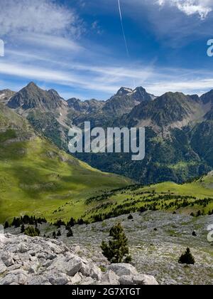 Blick von Peña Foratata der berühmteste Gipfel im oberen Tena-Tal, im Hintergrund der Balaitous-Gipfel (3.146 m) und der Palas-Gipfel (2.790 m), Sallent d Stockfoto