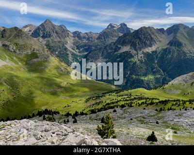 Blick von Peña Foratata der berühmteste Gipfel im oberen Tena-Tal, im Hintergrund der Balaitous-Gipfel (3.146 m) und der Palas-Gipfel (2.790 m), Sallent d Stockfoto