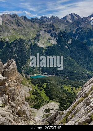 Blick von Peña Foratata der berühmteste Gipfel im oberen Tena-Tal, im Hintergrund der Gipfel des El Infierno (3.083 m) und DER SARRA-See, der Sallent de Gal Stockfoto