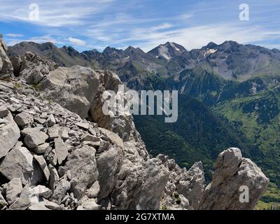 Blick von Peña Foratata der berühmteste Gipfel im oberen Tena-Tal, im Hintergrund der Gipfel El Infierno (3.083 m), Sallent de Gallego; Pyrenäen; Hu Stockfoto