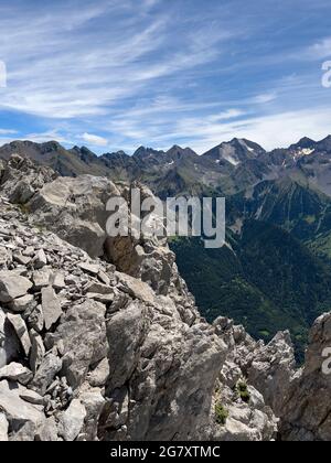 Blick von Peña Foratata der berühmteste Gipfel im oberen Tena-Tal, im Hintergrund der Gipfel El Infierno (3.083 m), Sallent de Gallego; Pyrenäen; Hu Stockfoto