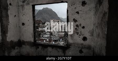 Taiz Jemen 03 May 2021 : die Trümmer der Häuser, die durch den Krieg in der jemenitischen Stadt Taiz zerstört wurden Stockfoto