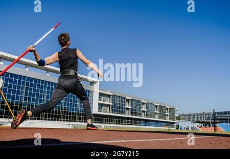 Javelin-Wurf des männlichen Athleten bei Leichtathletik-Wettkämpfen Stockfoto