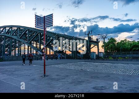 KÖLN, DEUTSCHLAND - 26. Mai 2018: Die alte Hohenzollernbrücke in Köln, Deutschland Stockfoto