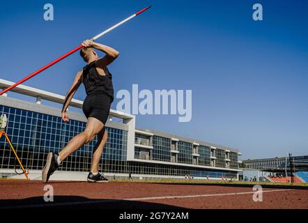 Männlicher Werfer-Speerwurf bei Leichtathletik-Wettbewerb Stockfoto