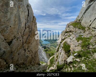 Lanuza-Staudamm vom Gipfel des Peña Foratata der berühmteste Gipfel im oberen Tena-Tal, Sallent de Gallego; Pyrenäen; Huesca; Spanien Stockfoto