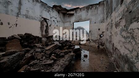 Taiz Jemen 03 May 2021 : die Trümmer der Häuser, die durch den Krieg in der jemenitischen Stadt Taiz zerstört wurden Stockfoto