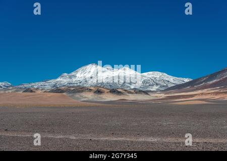 Vulkan Ojos del Salado, der höchste Vulkan der Welt, in der Atacama Wüste, klarer Himmel und sonniges Wetter Stockfoto