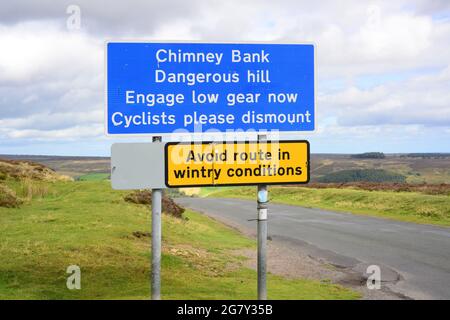 Warnschild am Schornsteinufer sehr steiler Hügel nördlich von yorkshire Moors Stockfoto