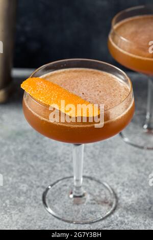 Erfrischender Blut- und Sandcocktail mit Orange und Scotch Stockfoto