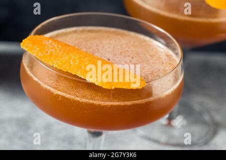 Erfrischender Blut- und Sandcocktail mit Orange und Scotch Stockfoto