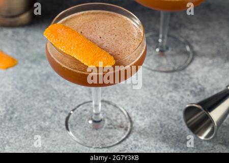 Erfrischender Blut- und Sandcocktail mit Orange und Scotch Stockfoto