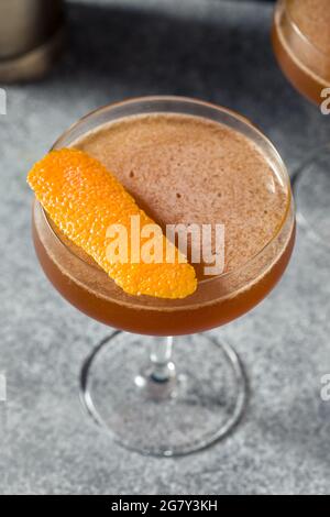 Erfrischender Blut- und Sandcocktail mit Orange und Scotch Stockfoto