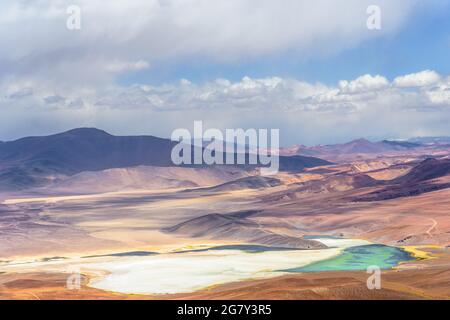 Blick vom Vulkan Siete Hermanos auf die Atacama-Salinen und die hochgelegene Laguna Santa Rosa (Chile) in einer der unwirtlichsten Regionen der Erde Stockfoto