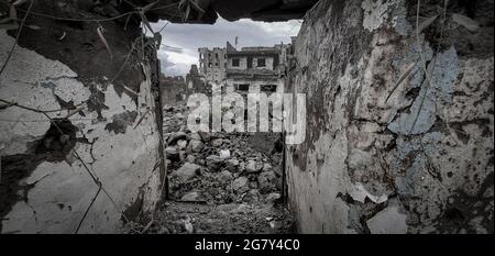 Taiz Jemen 03 May 2021 : die Trümmer der Häuser, die durch den Krieg in der jemenitischen Stadt Taiz zerstört wurden Stockfoto