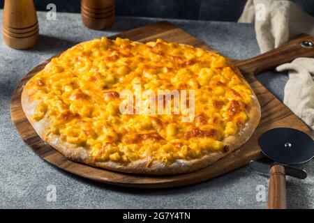 Hausgemachte Macaroni und Käse Pizza mit Cheddar Stockfoto
