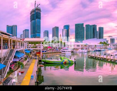 Miami, Florida. 28. Juni 2021. Panoramablick auf die Innenstadt von Miami in der Bayside Marketplace Gegend. (2).jpg - Stockfoto