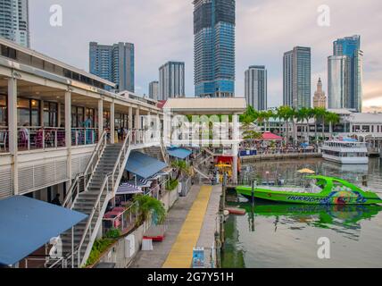 Miami, Florida. 28. Juni 2021. Panoramablick auf die Innenstadt von Miami in der Bayside Marketplace Gegend. (2). Stockfoto