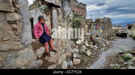 Taiz   Jemen   03. Mai 2021 : das jemenitische Kind trauert wegen des Krieges, der die Zerstörung seines Hauses in Taiz verursacht hat Stockfoto