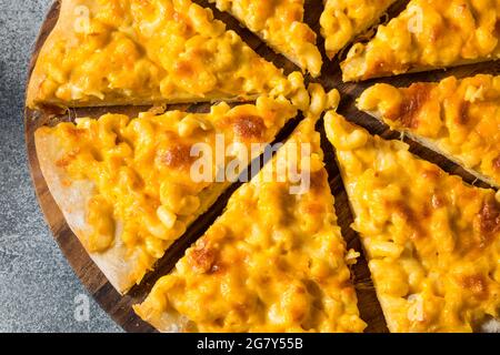 Hausgemachte Macaroni und Käse Pizza mit Cheddar Stockfoto