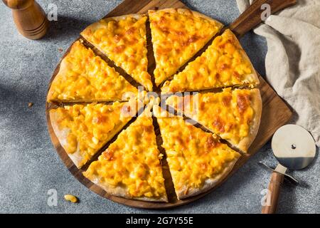 Hausgemachte Macaroni und Käse Pizza mit Cheddar Stockfoto