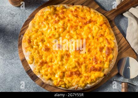 Hausgemachte Macaroni und Käse Pizza mit Cheddar Stockfoto