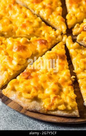 Hausgemachte Macaroni und Käse Pizza mit Cheddar Stockfoto