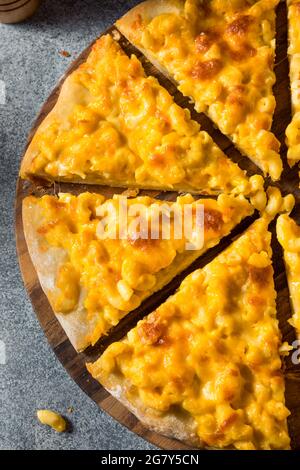 Hausgemachte Macaroni und Käse Pizza mit Cheddar Stockfoto