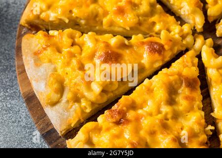 Hausgemachte Macaroni und Käse Pizza mit Cheddar Stockfoto